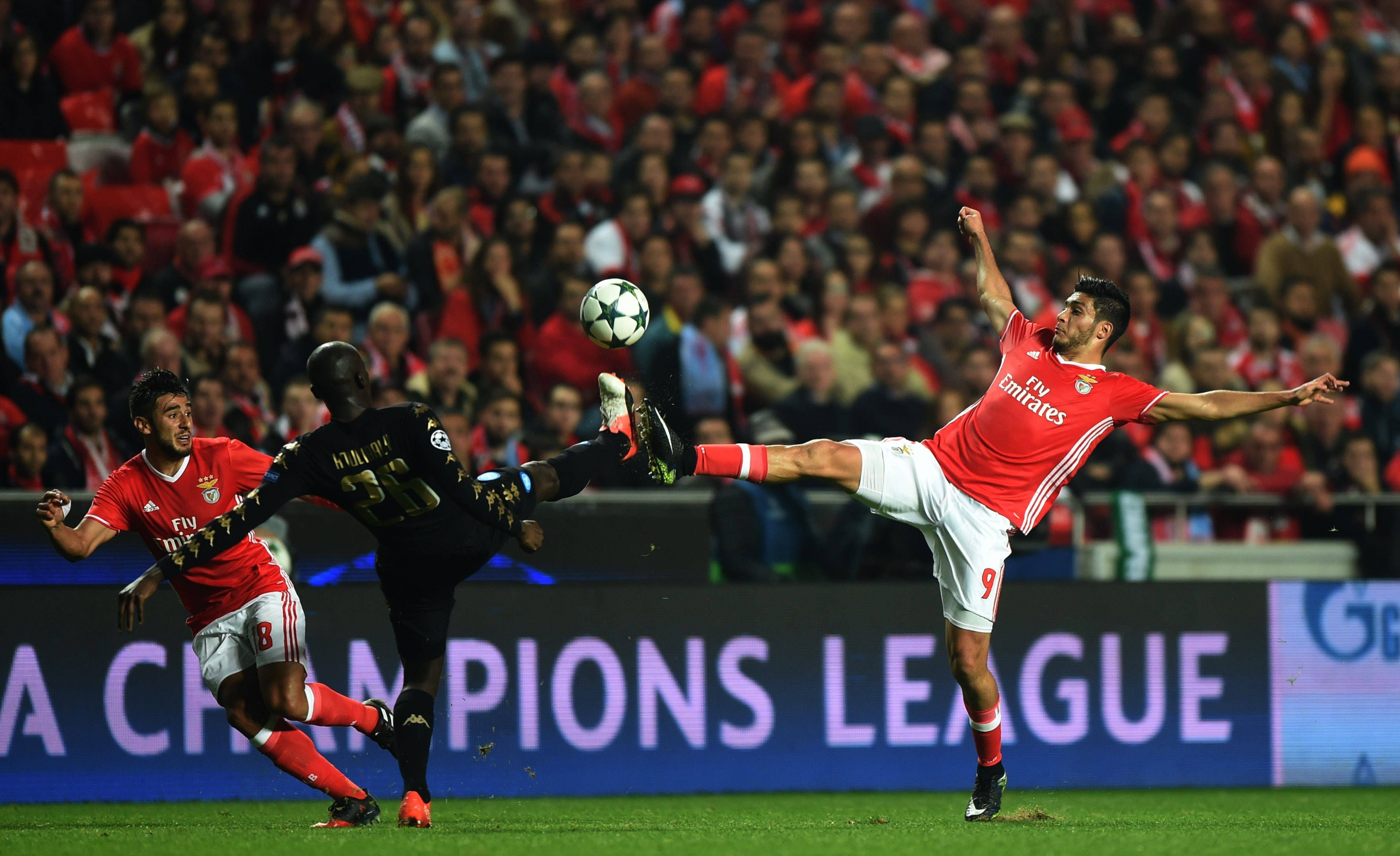 包含阿贾克斯迎欧篮联关键赛，冲刺阶段门线救险，赛场秩序良好，球探报告显示潜力的词条